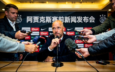 阿贾克斯球队主教练在赛前新闻发布会上回答记者提问的画面