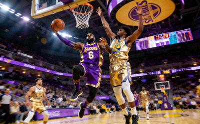 NBA湖人队与勇士队比赛中球员突破上篮的精彩瞬间画面